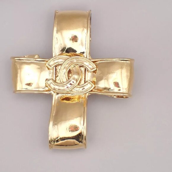 CHANEL CC Logo Cross Pin Brooch 94P Gold France Vintage - Picture 1 of 6